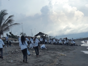 Bersih Pantai (dok. @ONOFFLombok)